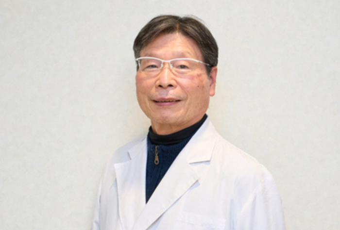 診療室で説明する院長