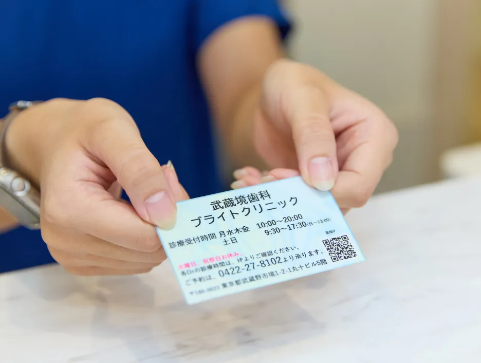 名刺を手渡す様子